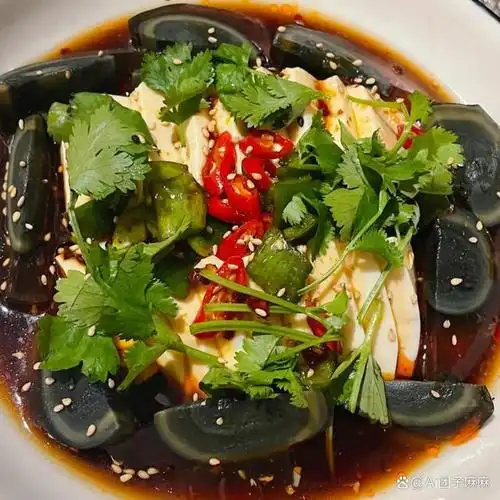 皮蛋拌豆腐是一道色香味俱佳的家常菜,口感清爽,做法简单.