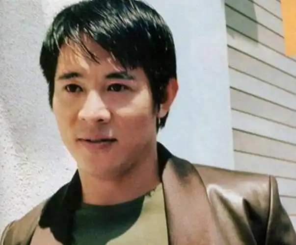 在一间豪华酒店里,罗大卫向李连杰夸耀他对香港娱乐圈是如何的熟悉,和