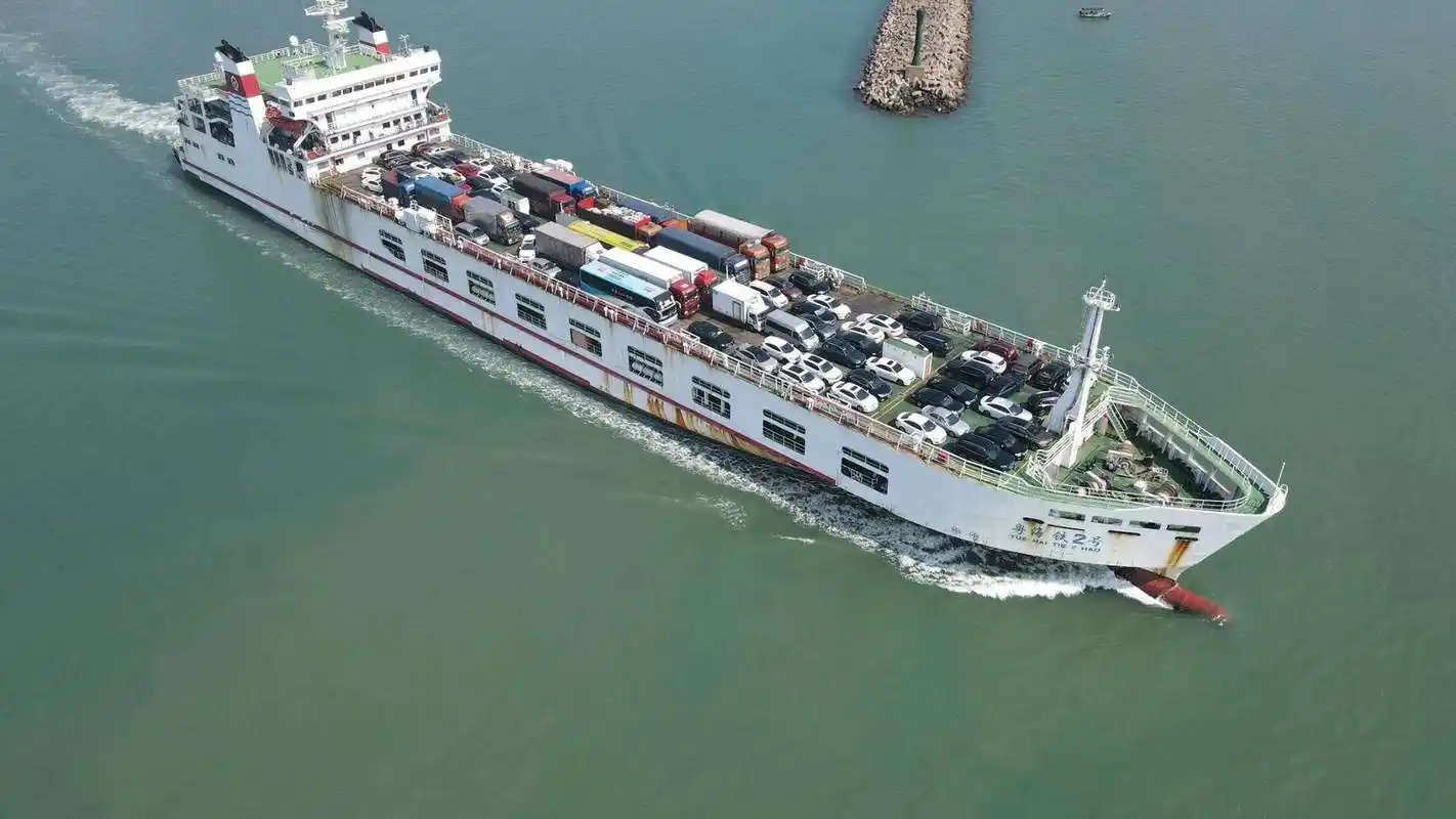 海南铁路轮渡车客过海(央广网发 海南铁路轮渡供图)春运期间,海南铁路