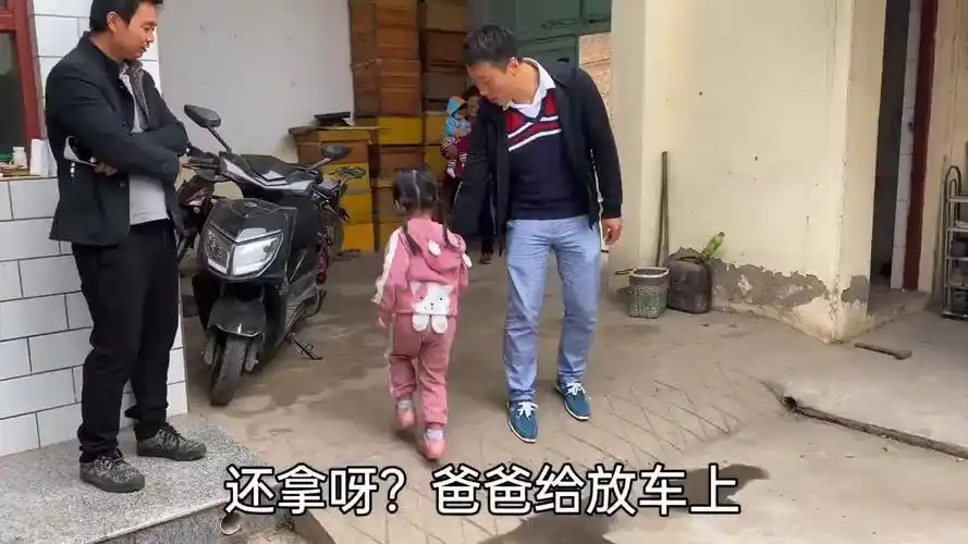 二丫回河北,奶奶早早的在门外等着,航航的动作逗的大家乐坏了