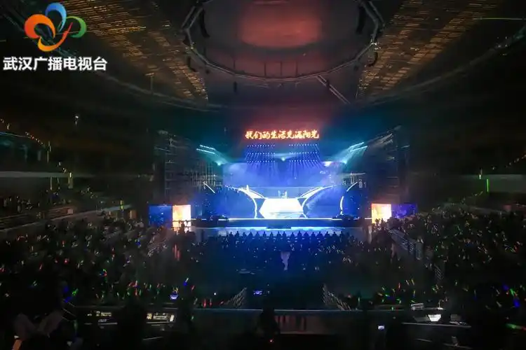 武汉举办我们的生活充满阳光名家新星演唱会讴歌疫后重振新气象新生活