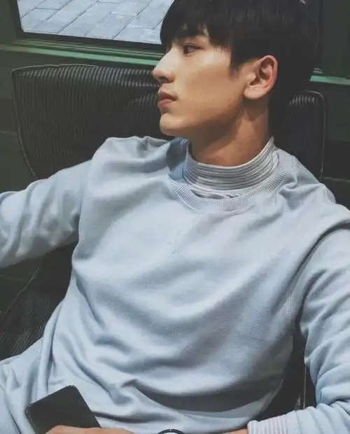 张凌赫早期照,完完全全青春剧里的帅气男大,拒绝不了一点