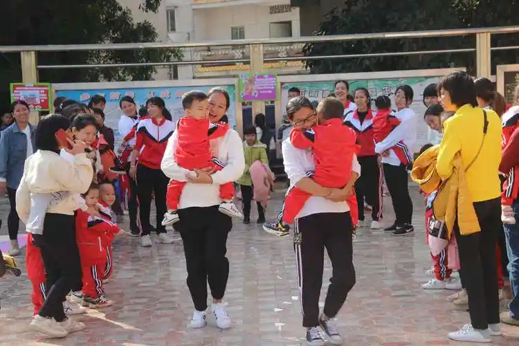 小班级亲子游戏:袋鼠妈妈,过山洞.