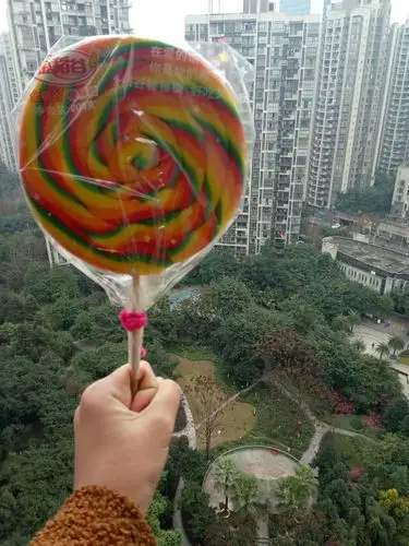 堂姐还给我了一个超级大的棒棒糖,嘻嘻,到现在我都还舍不得吃呐