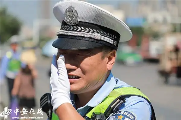 他习惯性地用白手套拭去面部的汗水.