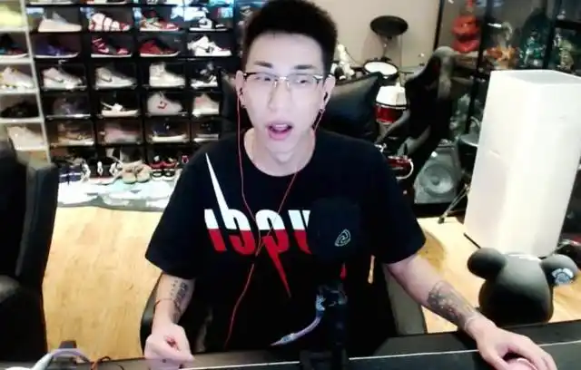 虎牙在石250狂追李小璐发情话买1000件8888元衣服得到回应兑现承诺