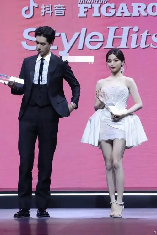 杨超越胡一天牵手上台他们的身高差太萌