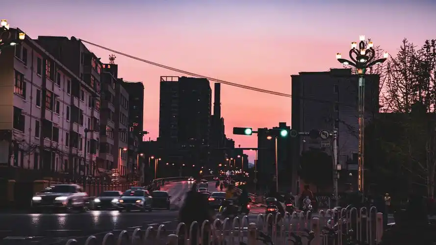 傍晚的街道回家的路人