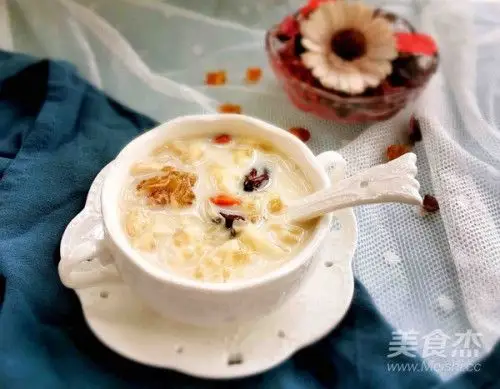 桃胶银耳牛奶炖