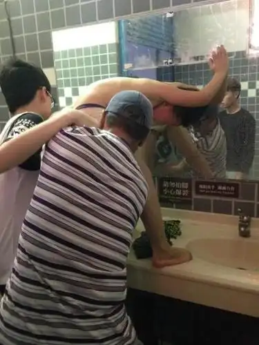 大陆客台湾公厕洗手台上洗澡 网友:当自家浴室