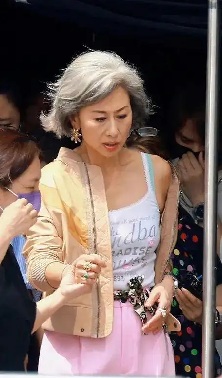 60岁叶倩文直面衰老不染发一头银丝打扮潇洒新潮时尚不输00后