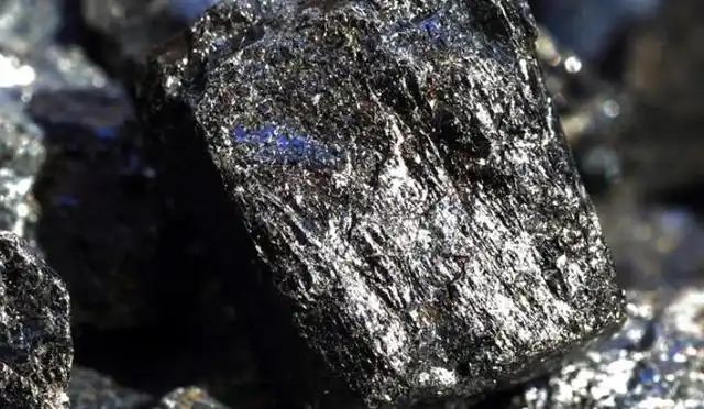 有毒,有极微弱的放射性.不建议佩戴.