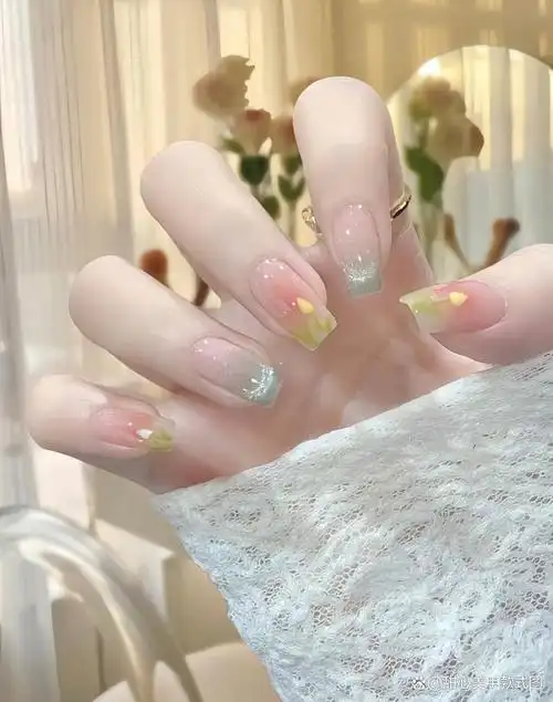 淡绿色小清新美甲,脱俗优雅,独具风采