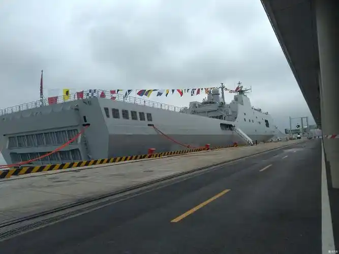 紧挨着的是999舰,大家伙210米长,井冈山号登陆舰,同样不开放,连照相都