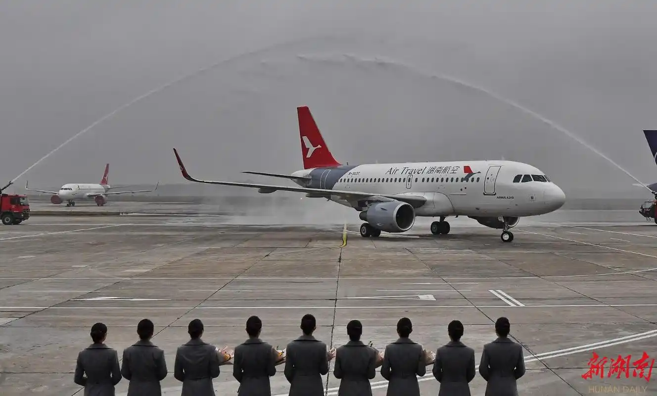 "湖南航空"首架飞机空客a319,标识"鸿鹄"