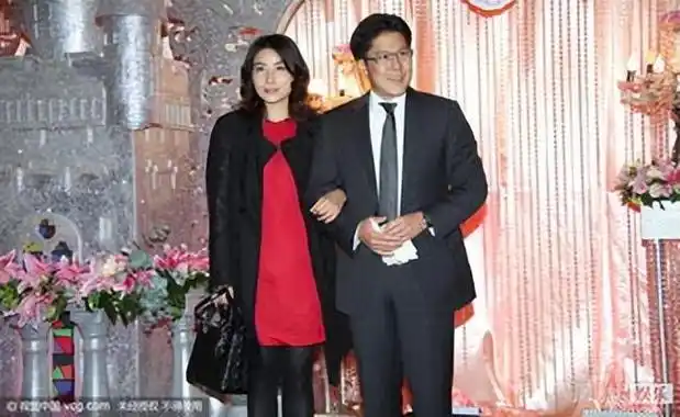 回顾郭晶晶:父母搭经济舱参加婚礼,还坐不到主桌,她在霍家如何|霍启刚