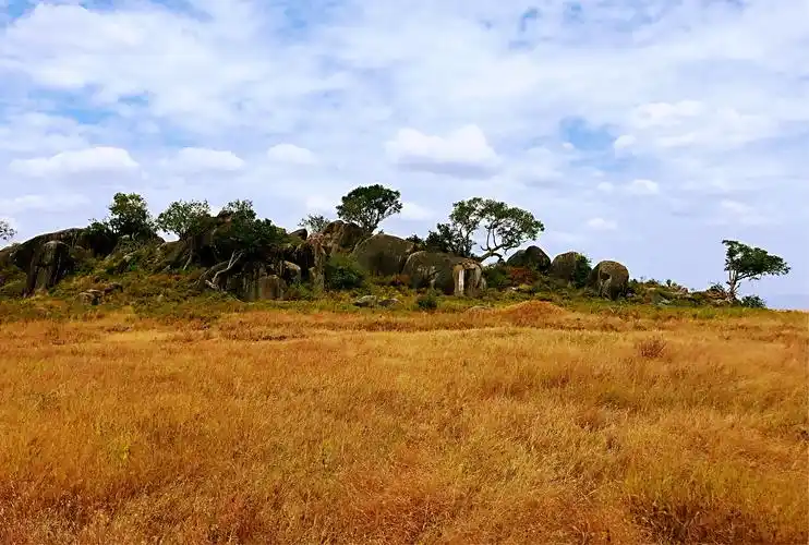 这座小山,它奇峰罗列,雄伟壮观, 形态万千,纵横奔放.