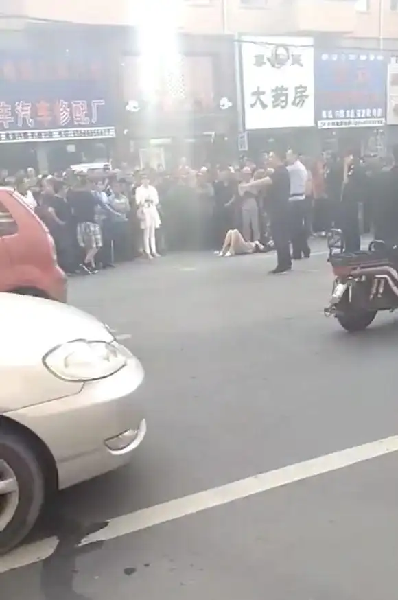 五常一女子当街被刺身亡,行凶男子撞火车死亡