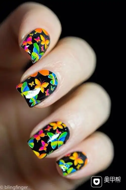 方圆形手绘可爱蓝绿黄蝴蝶图案美甲美甲图片