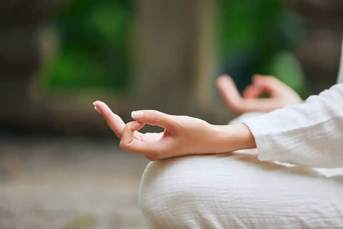 左腿还是右腿在上?高僧告诉弟子:打坐姿势蕴含长生续命奥秘