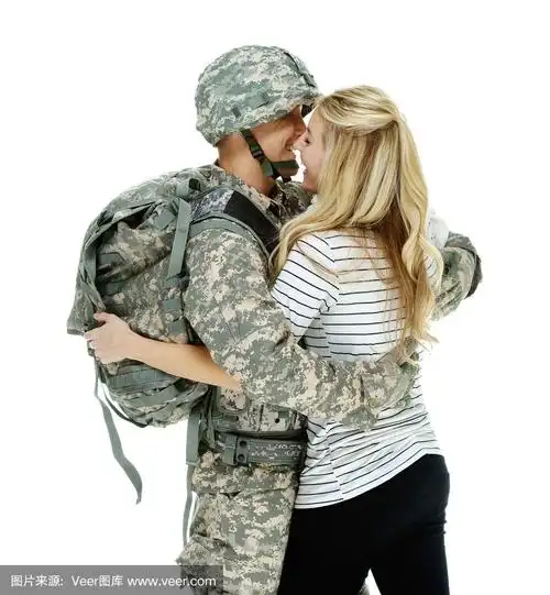 幸福的军人夫妇拥抱在一起