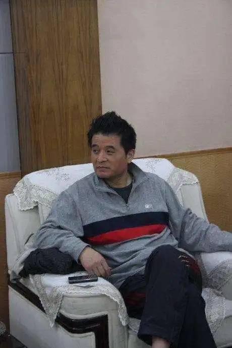 毕福剑的穿搭总是不修边幅,一件黑色卫衣搭配黑裤子,轻松又随意,衣服