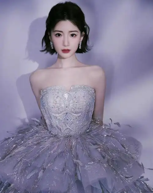 这条礼服是蛋糕裙的样式,自带甜美的气息,与毛晓彤本身的甜美气质相衬