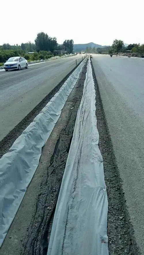 k315 880-k316 320中央分隔带铺设防水土工布
