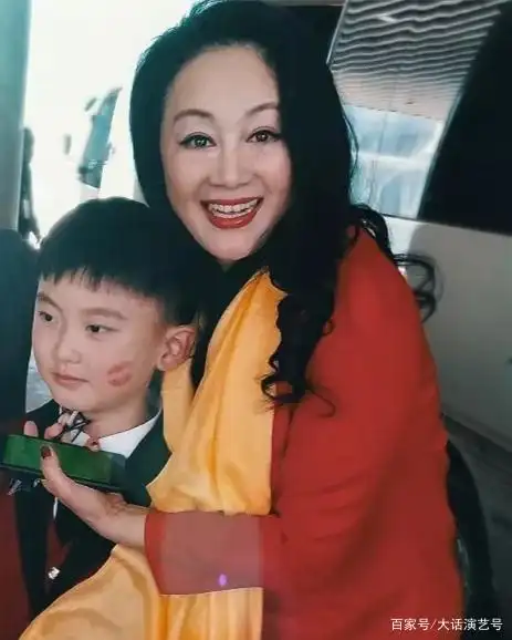 她曾被冯小刚盛情邀请当女主角,怀孕拍戏让儿子得病,回国挣钱治