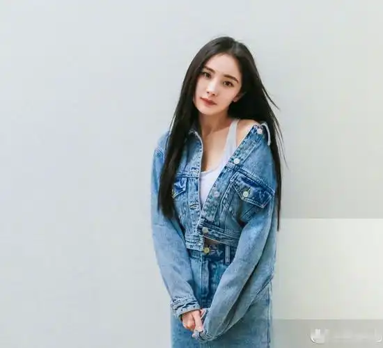 牛仔外套在春夏季是非常实用百搭的一件单品,可搭配裙装或者裤装,杨幂