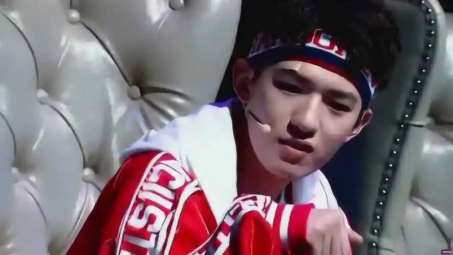 非常完美帅气女生专门换装表白班宇浩这身装扮更适合她