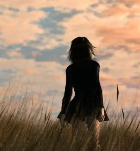 女生背影仰望天空图片