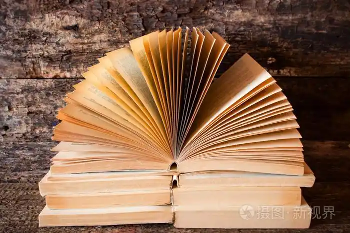 躺在旧书上,翻开书页