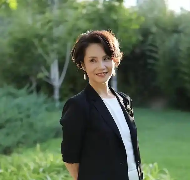 徐俐作为一位家喻户晓的主持人,她自从进入央视以来一直担任《中国