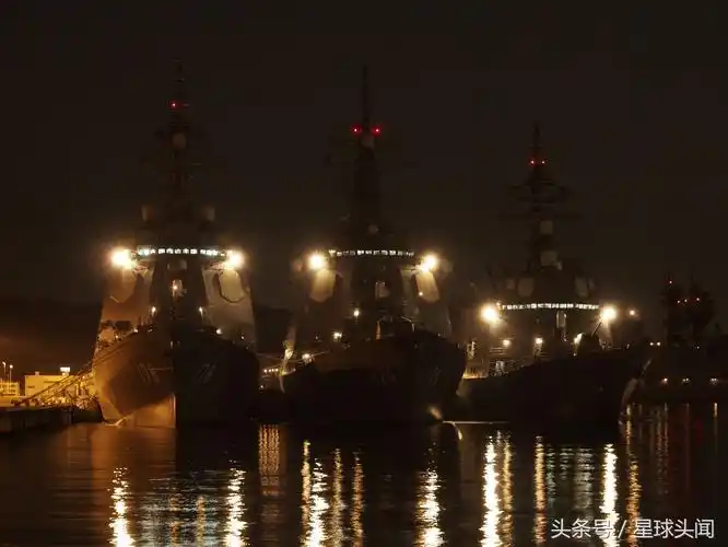 日本军港夜晚舰群通火灯明美不胜收战备意识强