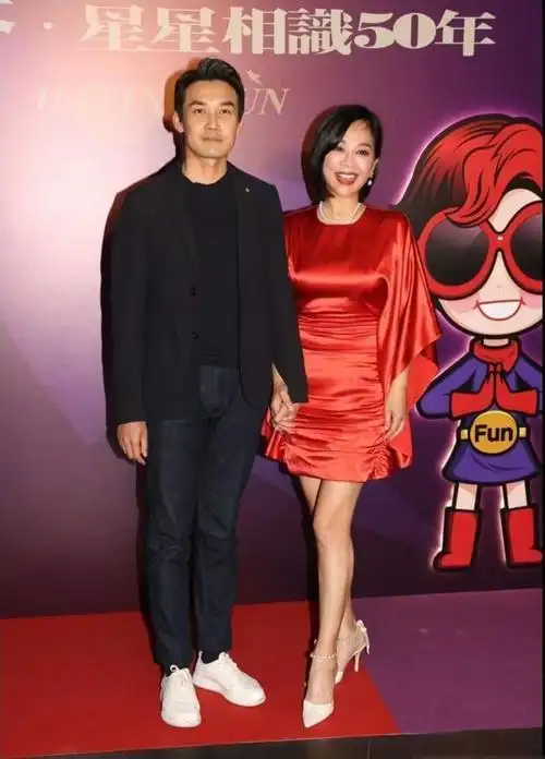 1985年,34岁的狄波拉敲开赌王何鸿燊的房门,撕碎了谢贤的体面?