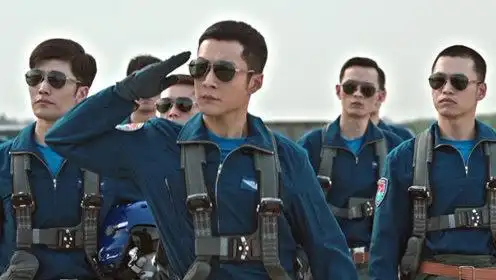 韩东君《护航》里体验飞行员体能极限:630公斤重量压在身上