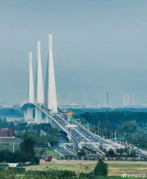 【光影中交】二航局参建的世界首座钢混组合索塔斜拉桥——