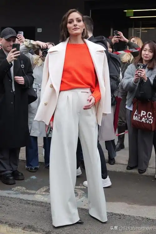 奥利维亚巴勒莫抵达米兰时装周秀场白色套装橙色内搭时尚活力