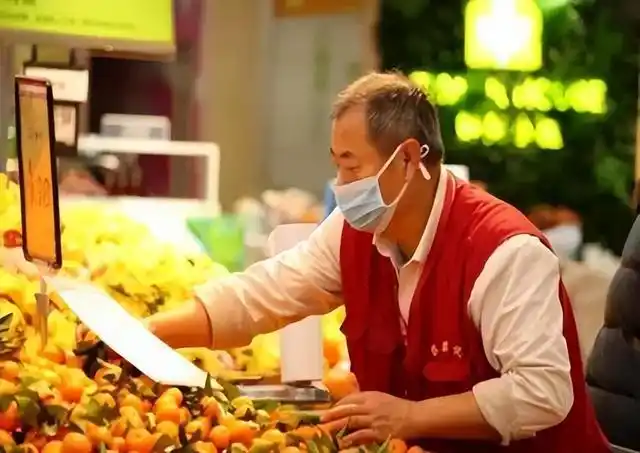 有收银的,有配货理货的,有上架的,大家分工不同但超市员工的工资普遍