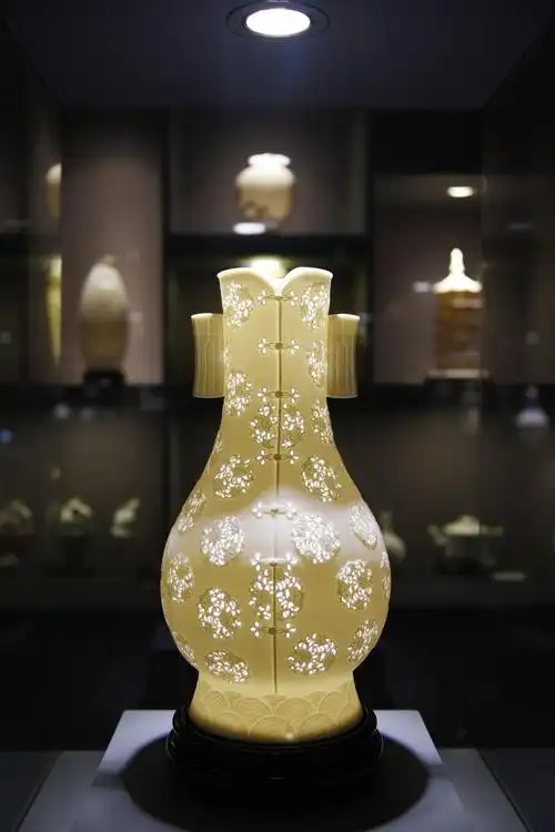 福建德化明华陶瓷艺术研究所陈列厅内的通花白瓷作品(11月12日摄).