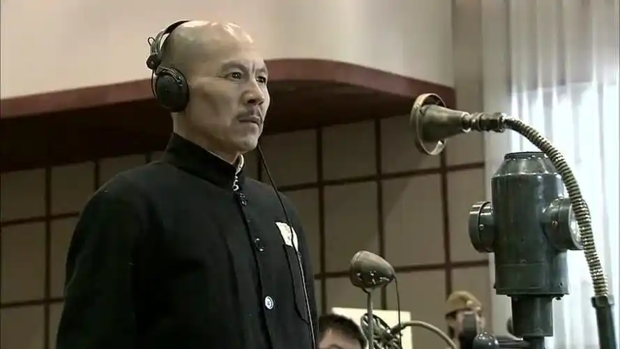 战犯小川立夫跪地认罪,还原了战犯审判的过程,令人悲痛
