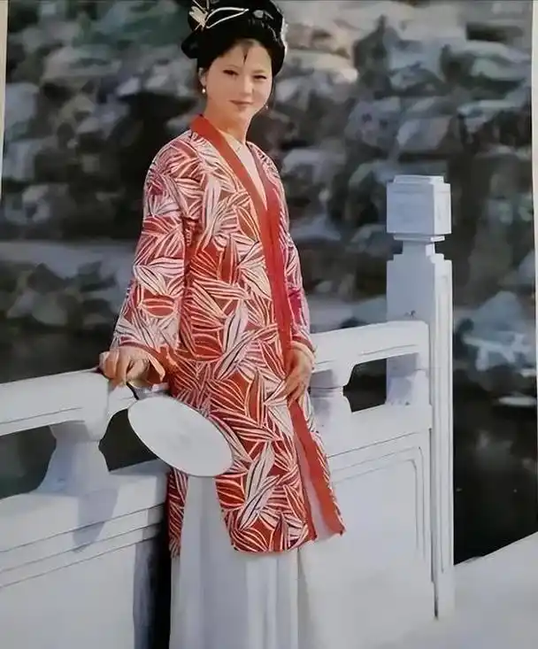 难怪王扶林导演非要把她"化丑",当年的她,漂亮到欧阳奋强"不敢看"