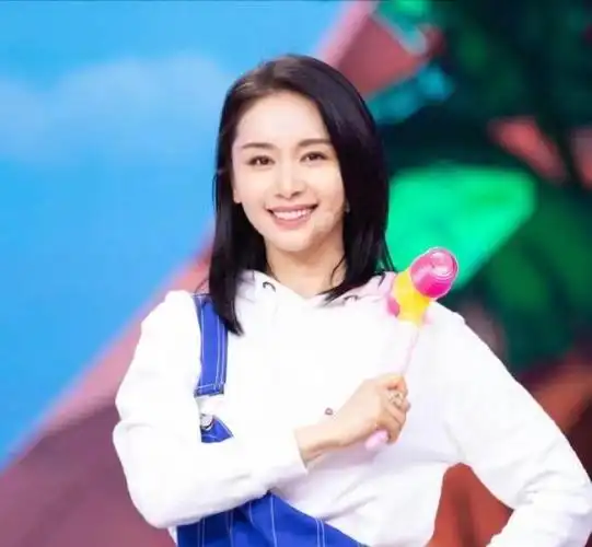 王子文长发太温柔了穿白色卫衣背带裤宛如一个校园女神