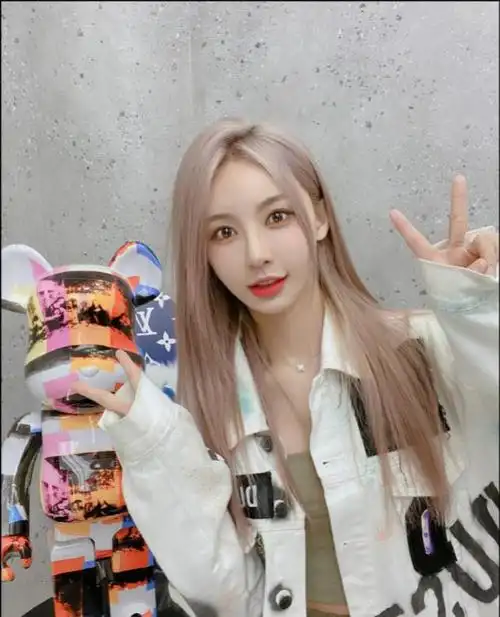 美女网红贝拉酱晒纯素颜视频肤色暗沉黑眼圈严重网红