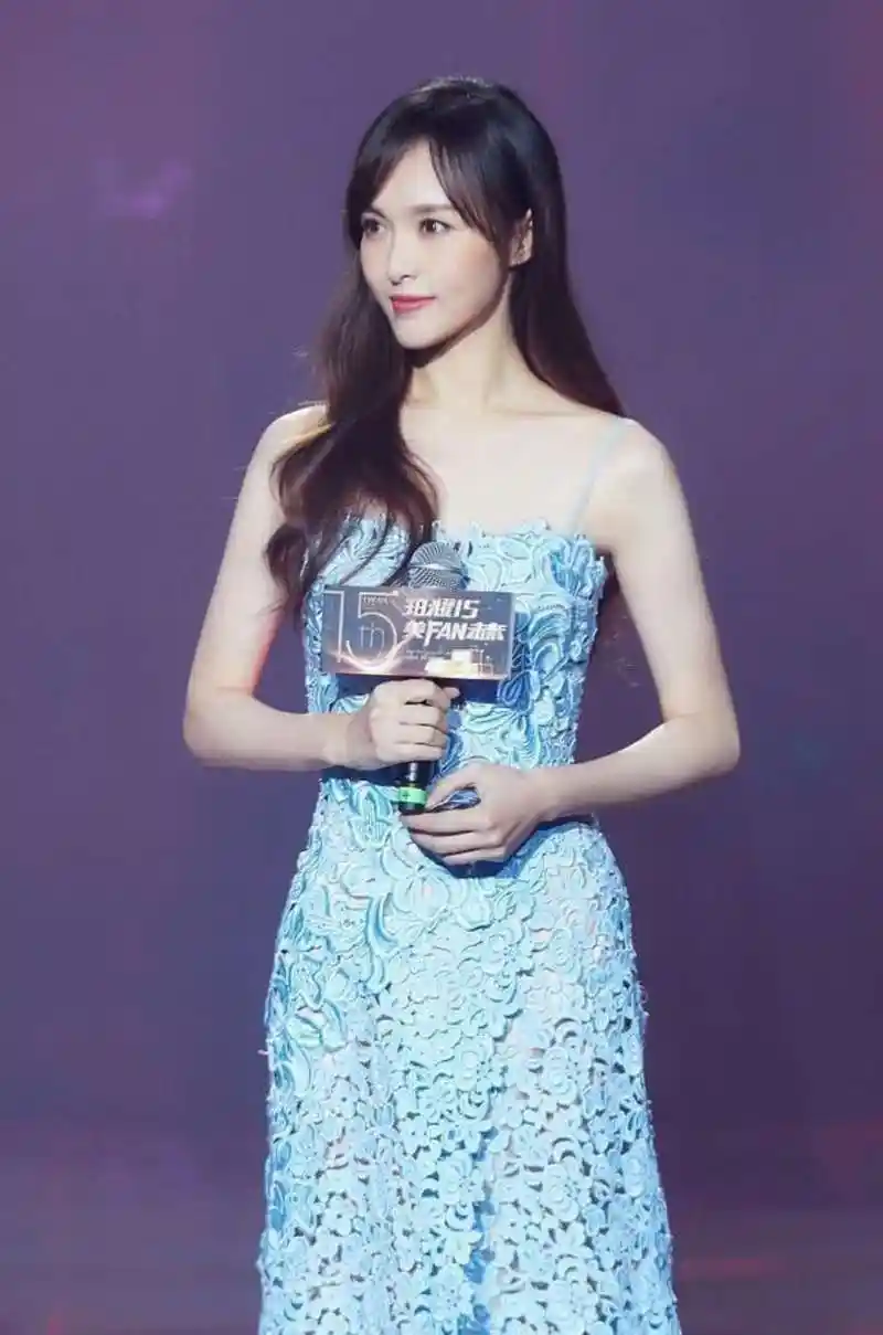 今天网友晒出高速公路偶遇唐嫣,素颜的她身穿黑色长袄很可爱!