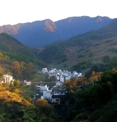 西下的夕阳给宁静的山村抺上落日的余辉,呈现出油画般的色彩