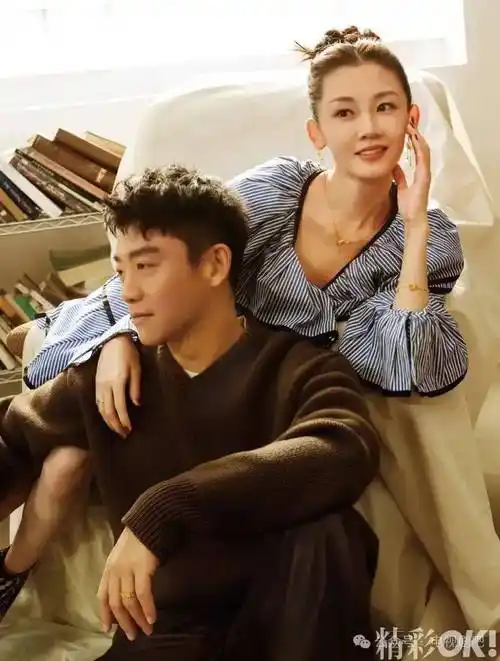 郑恺苗苗恩爱对视秀恩爱 手拿画笔甜蜜作画_苗同框_郑恺和_照片