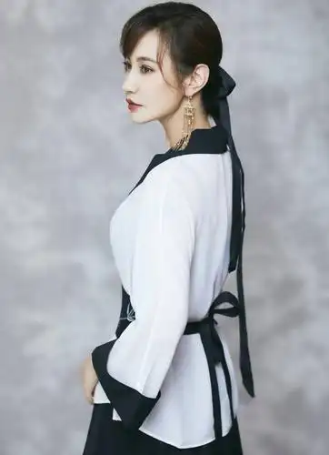 杨雪复古写真大片曝光 黑白素色造型淡雅清冷