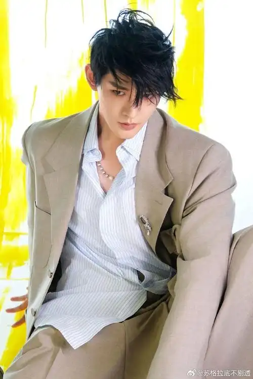 邓为碎发侧颜##邓为时装开售一小时销量